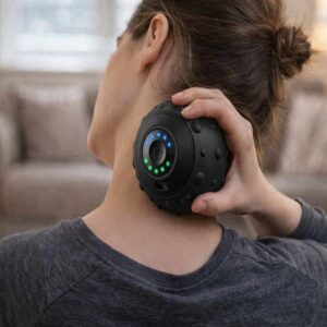Balle de massage appliquée sur la nuque pour détendre les tensions cervicales