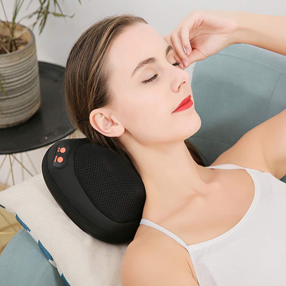 femme avec oreiller de massage shiatsu