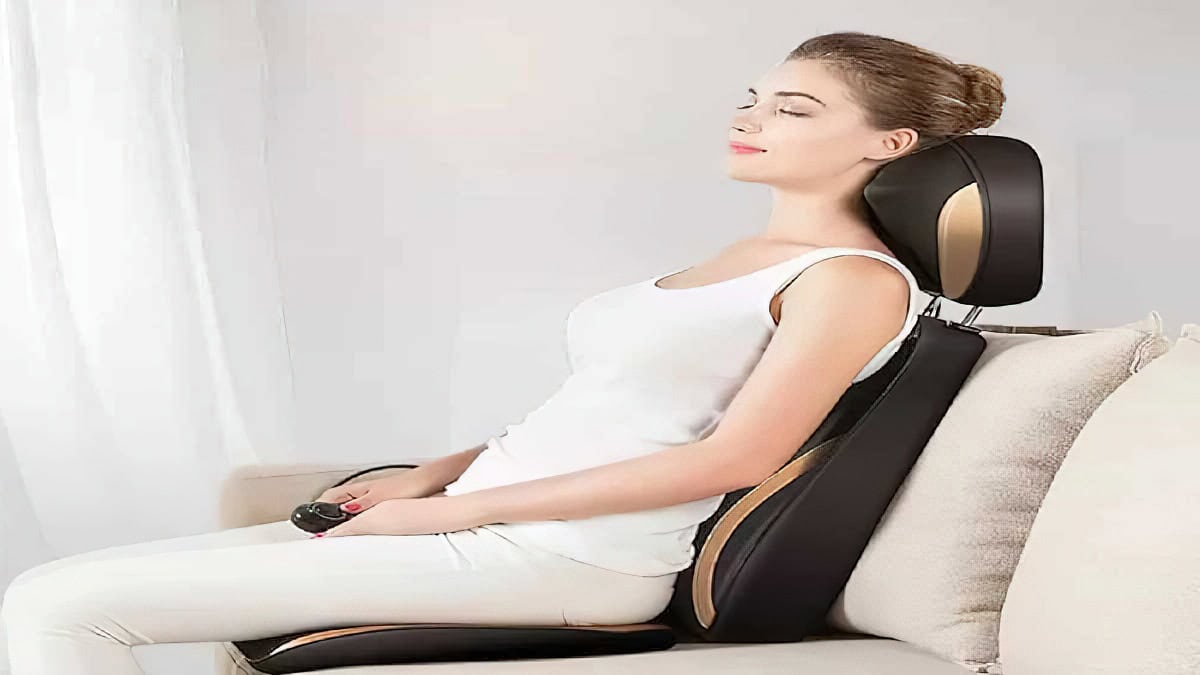 Personne se relaxant à la maison avec un siège de massage