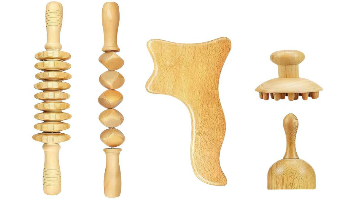 Ensemble d’outils de massage en bois sur fond blanc