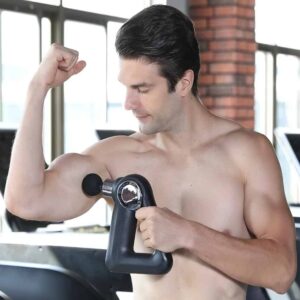 Utilisation d’un pistolet de massage sur le bras pour la récupération musculaire