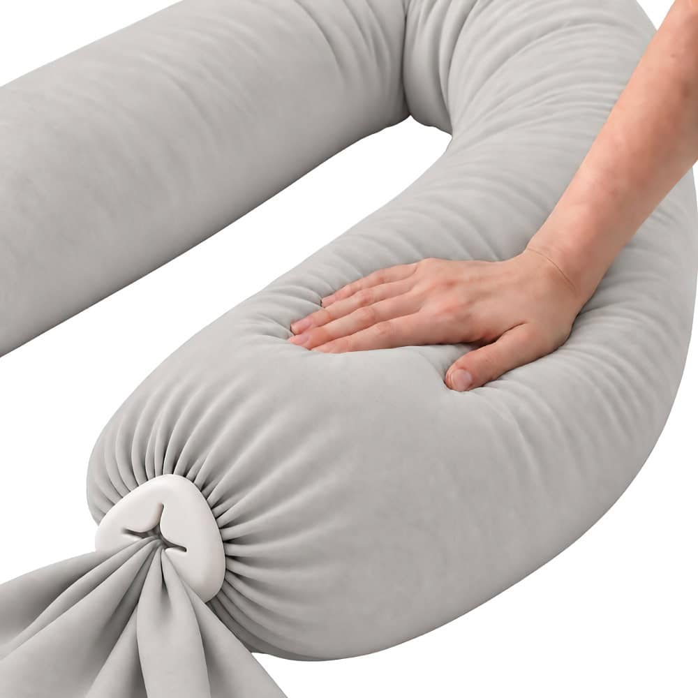 Main appuyant sur le rembourrage du coussin pour femme enceinte